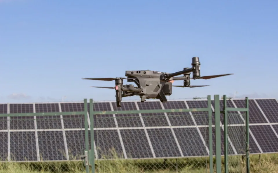 Drony a AI hlídají výkonnost solárních elektráren. Jsou rychlejší a přesnější