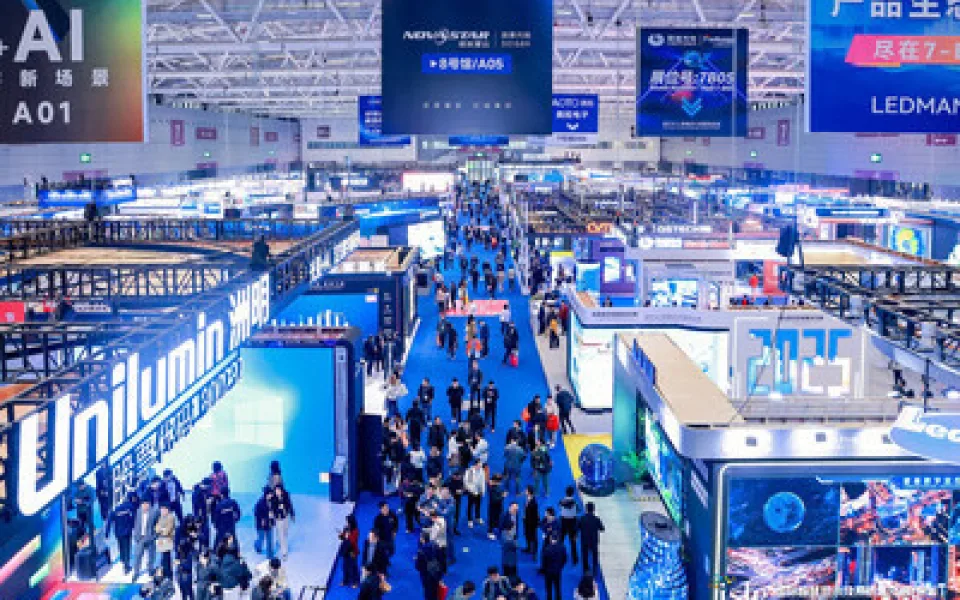 Veletrh ISLE 2025 přišel s novými trendy: Umělá inteligence vylepšuje chytré displeje a integrované systémy, čímž podporuje nový průmyslový ekosystém