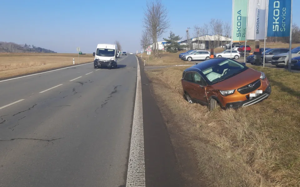 Mladý řidič dodávky odbočoval, když ho předjíždělo jiné auto. Škoda je více než 350 tisíc. Foto: Se souhlasem Policie ČR