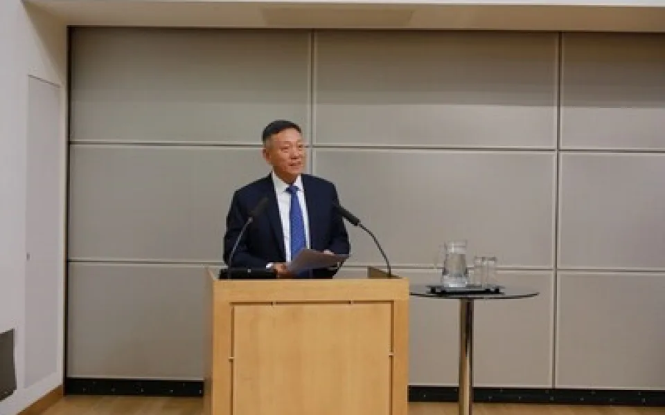 Kuo Wej z Digital China vystoupil na pódiu v Cambridgi, kde objasnil změny paradigmatu v komercializaci umělé inteligence