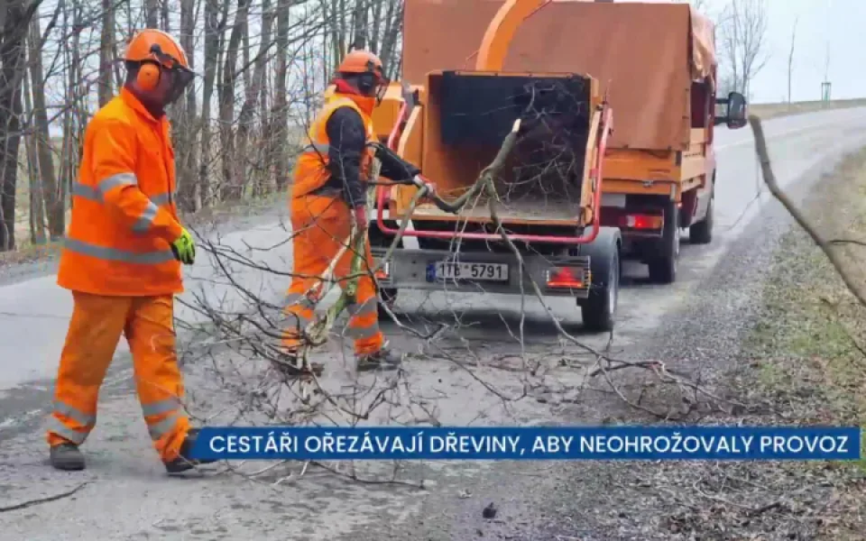 Cestáři ořezávají dřeviny u silnic, aby neohrožovaly provoz