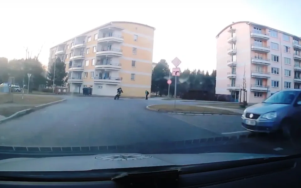 Mladý motorkář ve Žďáru ujížděl policii. Během honičky s hlídkou najel na obrubník a boural