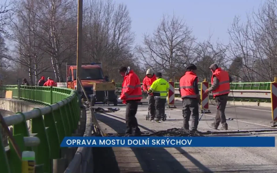 Na silnici I. třídy z Jindřichova Hradce na Pelhřimov musí řidiči počítat s částečnou uzavírkou, opravuje se most u Dolního Skrýchova