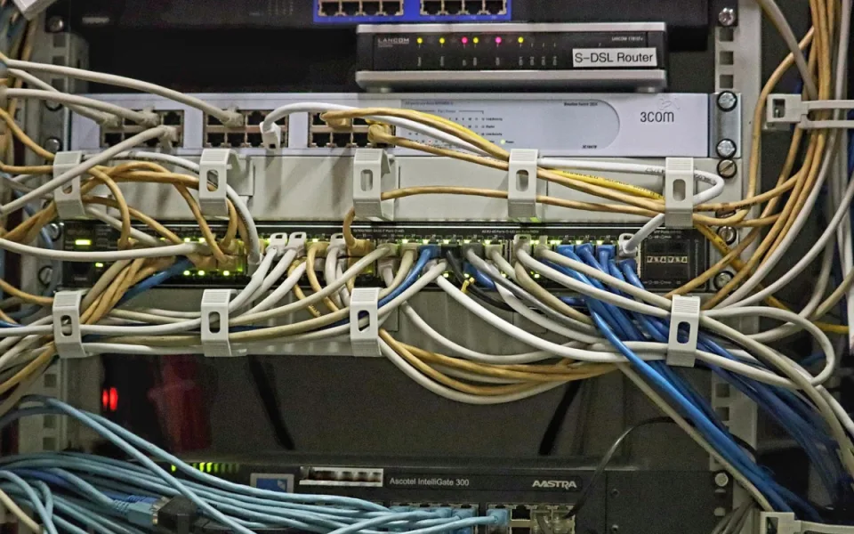 Kriminalisté obvinili muže z podvodu za téměř 30 milionů, zákazníky lákal na pronájem počítačových serverů