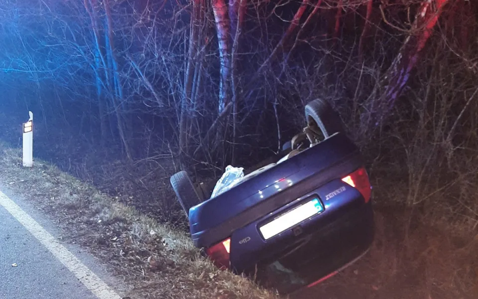Auto u Nové Říše se převrátilo na střechu. Tři mladí cestující skončili se zraněním v jihlavské nemocnici 