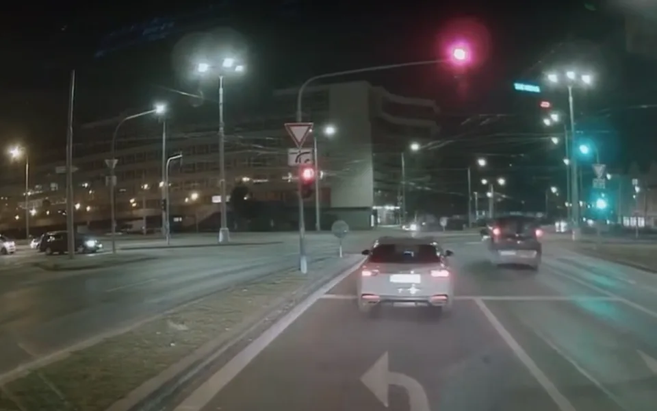 Poprask způsobilo video zachycující dva řidiče, kteří před policejním vozem vjeli na červenou do křižovatky