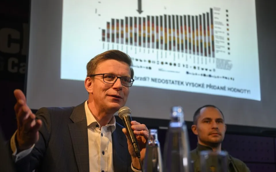 Živě: Velké finále vesmírné cesty Zero-G - Nadějní čeští kadeti si z beztížného letu odnesou zážitek na celý život