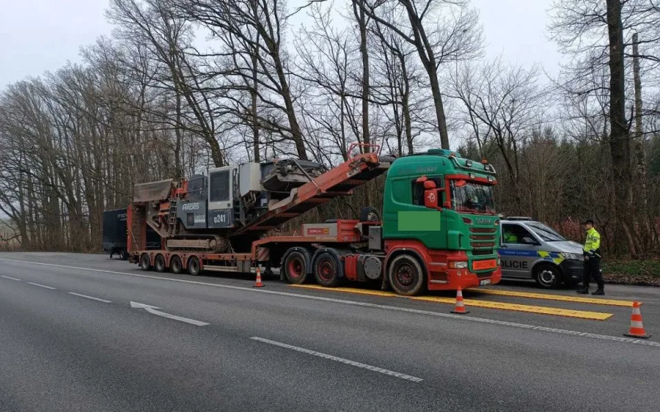 Nákladní jízdní souprava byla přeložená o 10 947 kilogramů. Foto: Se souhlasem Policie ČR