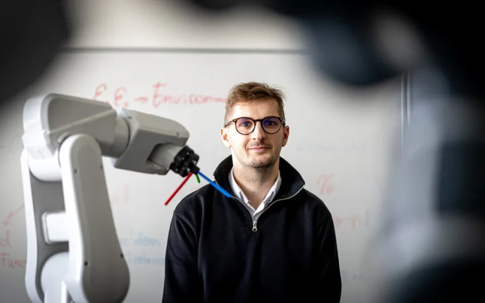 Brněnský vědec zpřístupňuje pokročilou automatizaci výroby malým a středním firmám. Jeho disertace získala cenu Wernera von Siemense