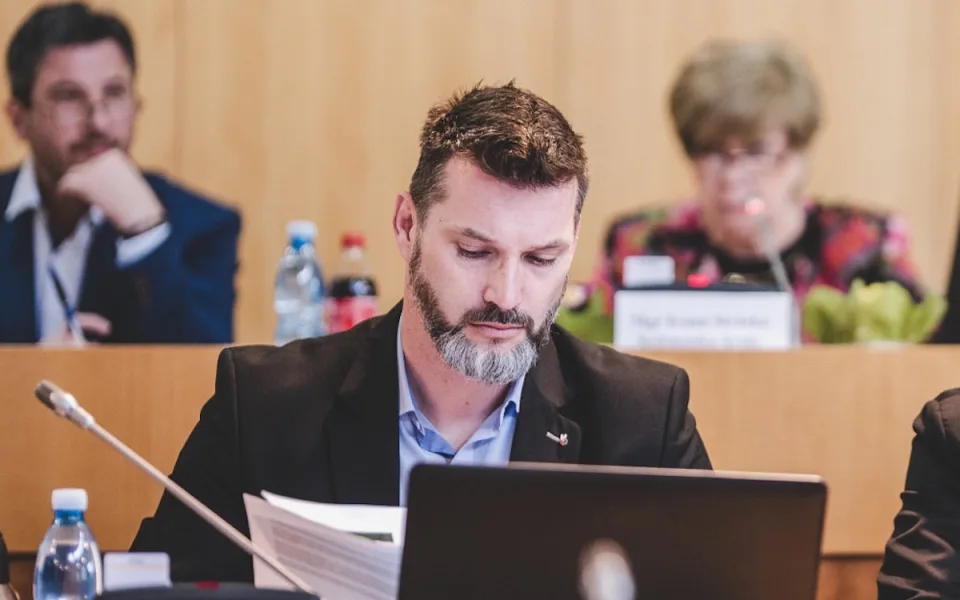 Zastupitelé v Lišově odvolali starostu. Nahradil ho kolega za strany