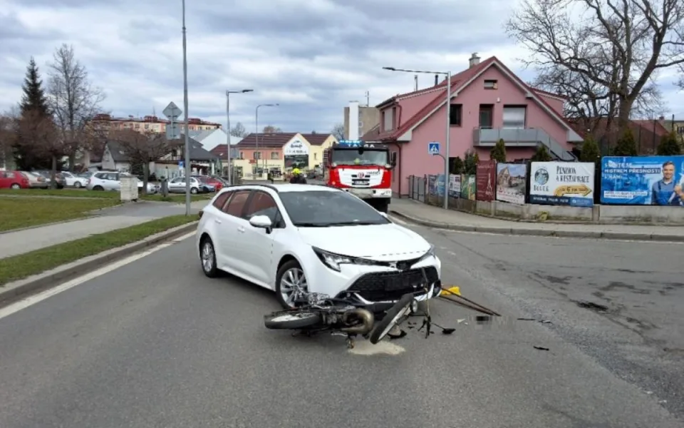 Řidička v autě se při odbočování srazila s motorkářem. Ten upadl a skončil v péči havlíčkobrodských lékařů 