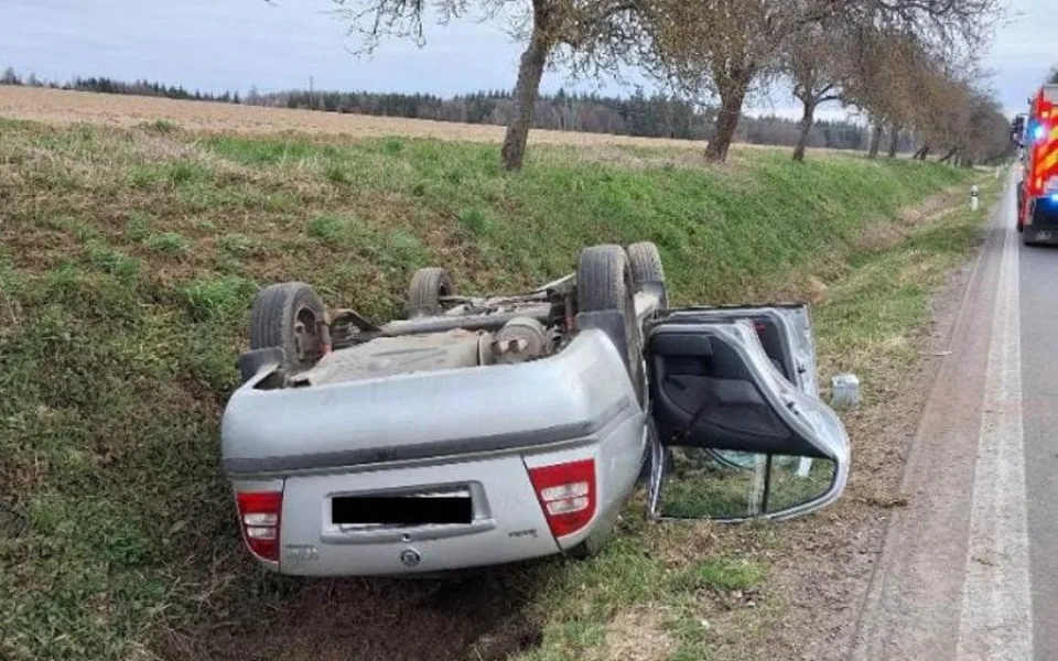 Mladá řidička ráno bourala u Pacova. Nezvládla projet zatáčku, auto skončilo na střeše 