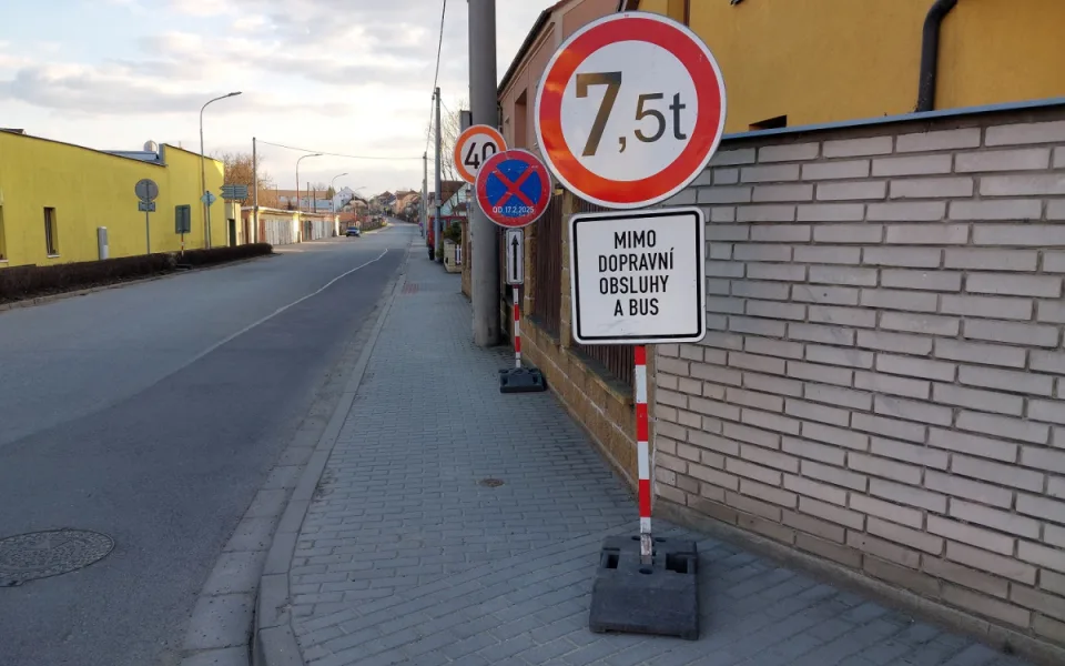 Mladík na Třebíčsku ukradl značku z křižovatky. Když uviděl policisty, tak ji zahodil a dal se na útěk 