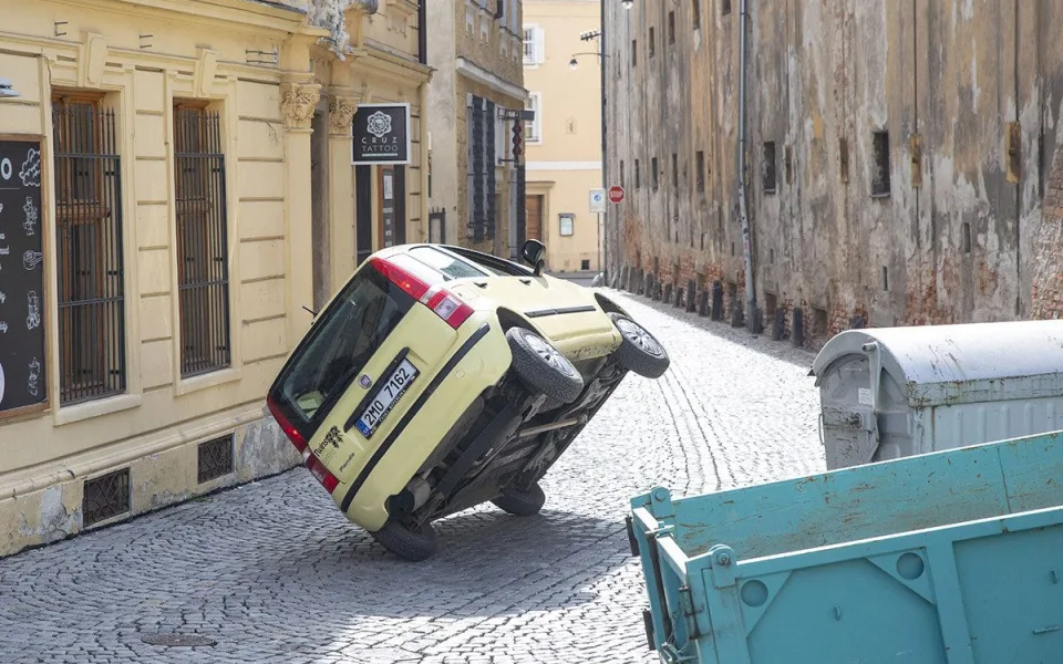 FOTO: Zběsilá jízda v Uhelné. V Olomouci finišuje natáčení komedie Když se zhasne