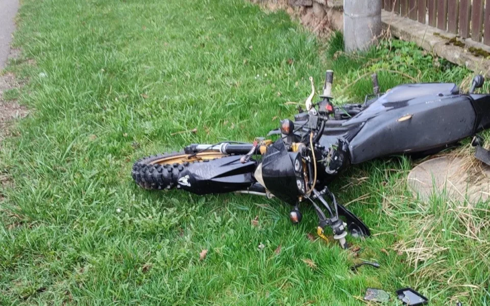 Motorkář na Jihlavsku jel rychle, dostal smyk a boural. Skončil v péči lékařů 