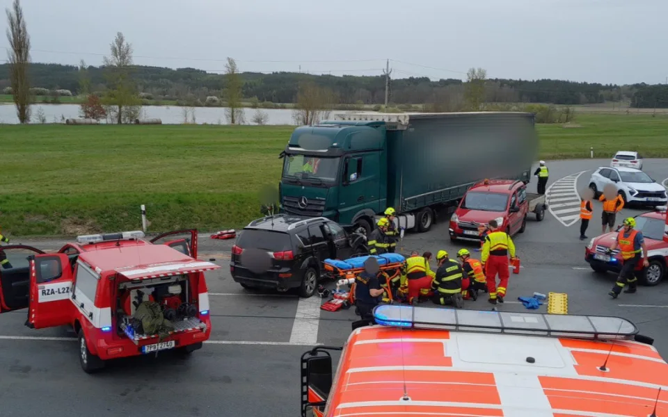 Při střetu kamionu a dvou SUV se zranili čtyři lidé