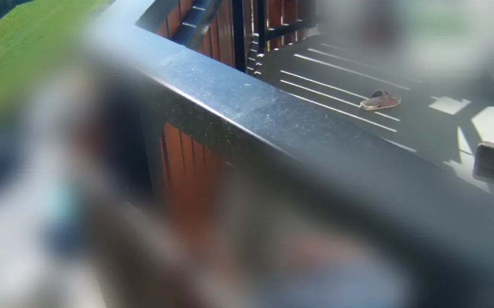 Seniorka v Brně zoufale volala o pomoc. Upadla a zaklínila se v zábradlí balkonu