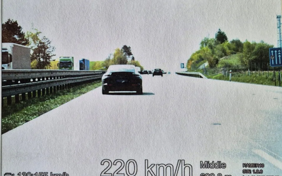 Mladý řidič v Porsche 971 jel 220 kilometrů v hodině, na místě přišel o papíry. Foto: Se souhlasem Policie ČR