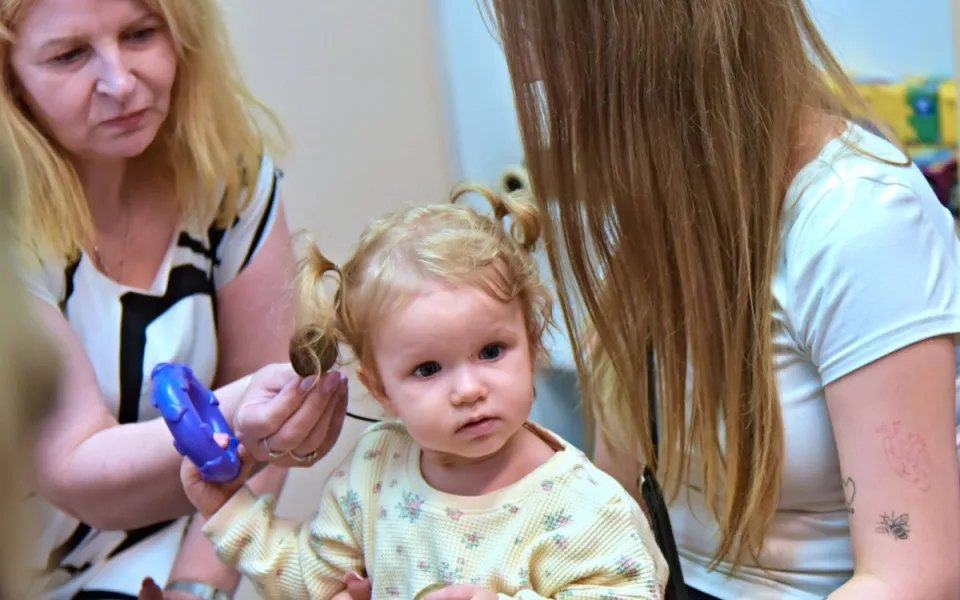 Lékaři z Brna vrátili sluch roční Lauře. K operaci použili robotické rameno