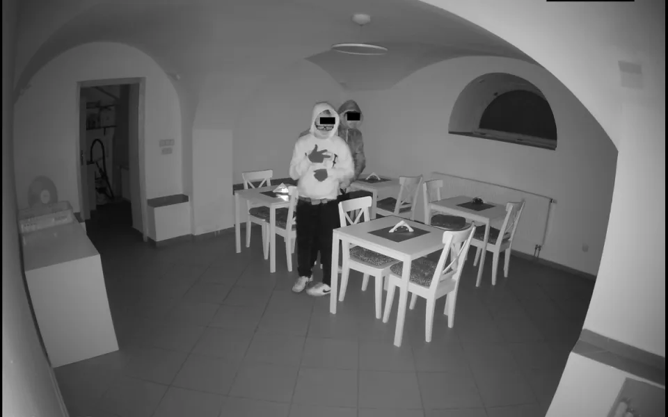 Zloději vykradli pekařství v centru Budějovic. Policie pátrá po dvou mladících