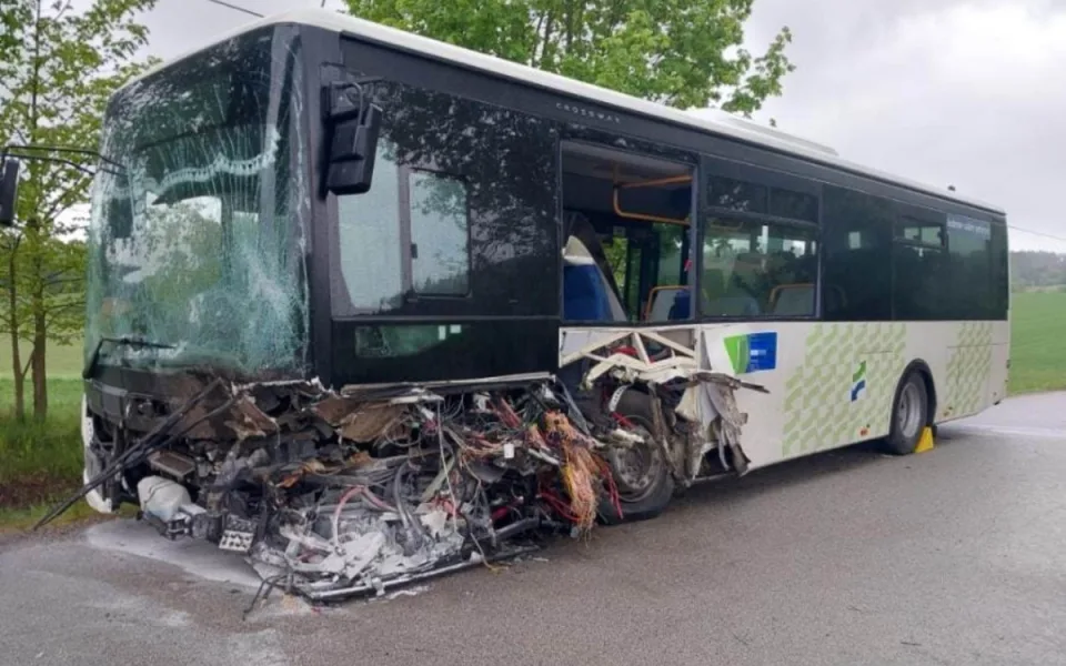 Na Jihlavsku boural náklaďák a autobus. Jeden řidič skončil v péči lékařů