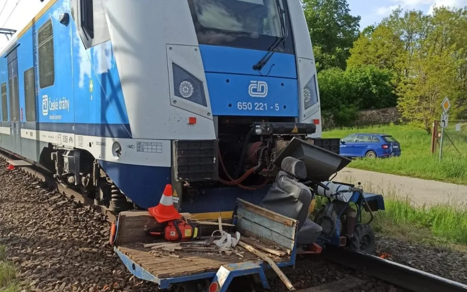 Na železniční přejezd vjel se zahradním traktorem. Střetu s vlakem už nešlo zabránit