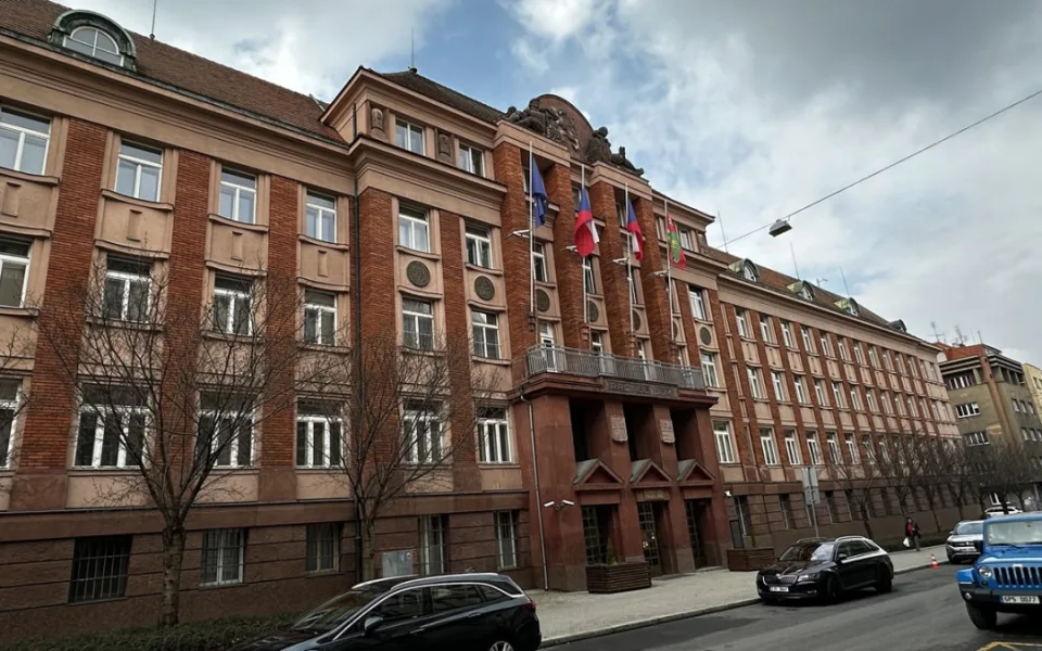 Kriminalisté zasahují na plzeňském hejtmanství, zadrželi dva podezřelé