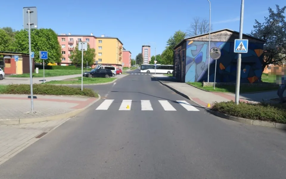 Policie pátrá po svědcích nehody v Ostrově. Řidič srazil dívku na přechodu a ujel.