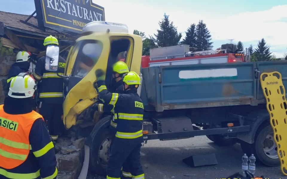 Nákladní vůz narazil do brány penzionu. Zaklíněného řidiče vyprostili hasiči. Foto: Se svolením Hasičský záchranný sbor Plzeňského kraje