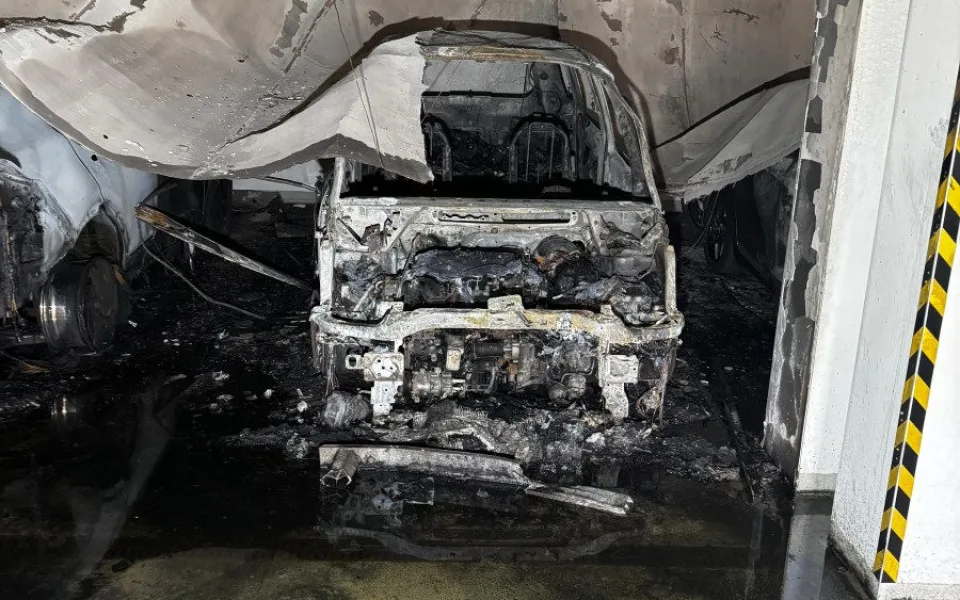 Kvůli požáru v garážích v Třebíči bylo evakuováno 42 lidí, škoda je 10 milionů