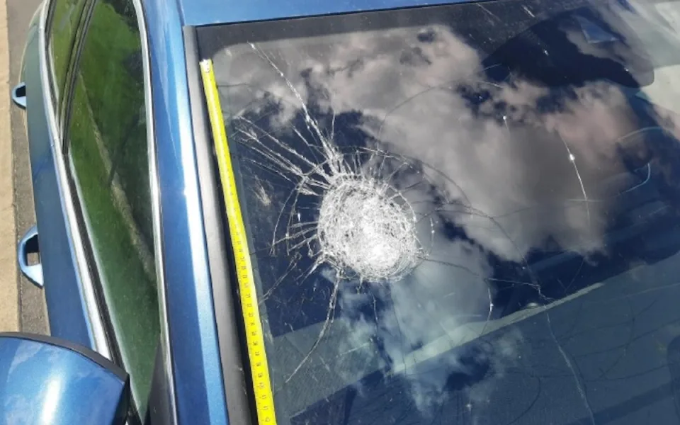 Nezletilí házeli z mostu na D6 baterie, jedna trefila auto.