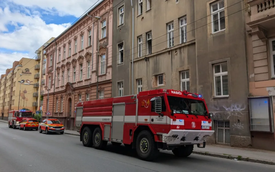 Kvůli požáru v centru města odpojily dopravní podniky trakční vedení trolejbusů
