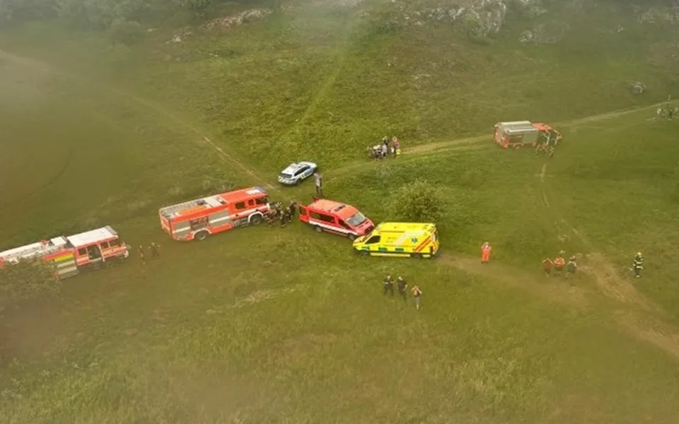 Školák se na Blanensku zřítil ze skály, letěl pro něj vrtulník