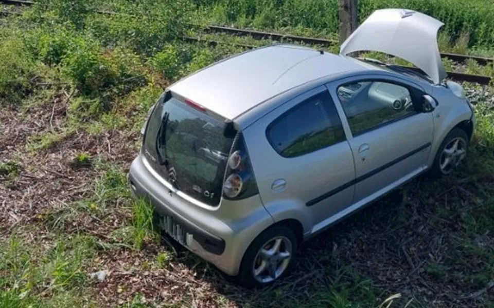 Řidička chtěla předjet traktor, přehlédla ale smart. Situace skončila nehodou. Foto: Se svolením Policie ČR