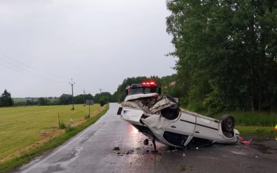 Řidič jel zřejmě moc rychle, dostal smyk a skončil s autem na střeše. Foto: Se svolením Policie ČR