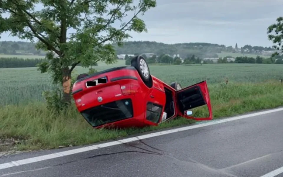 Senior vyjel v noci a otočil auto na střechu, měl přes promile alkoholu. Foto: Se svolením Policie ČR