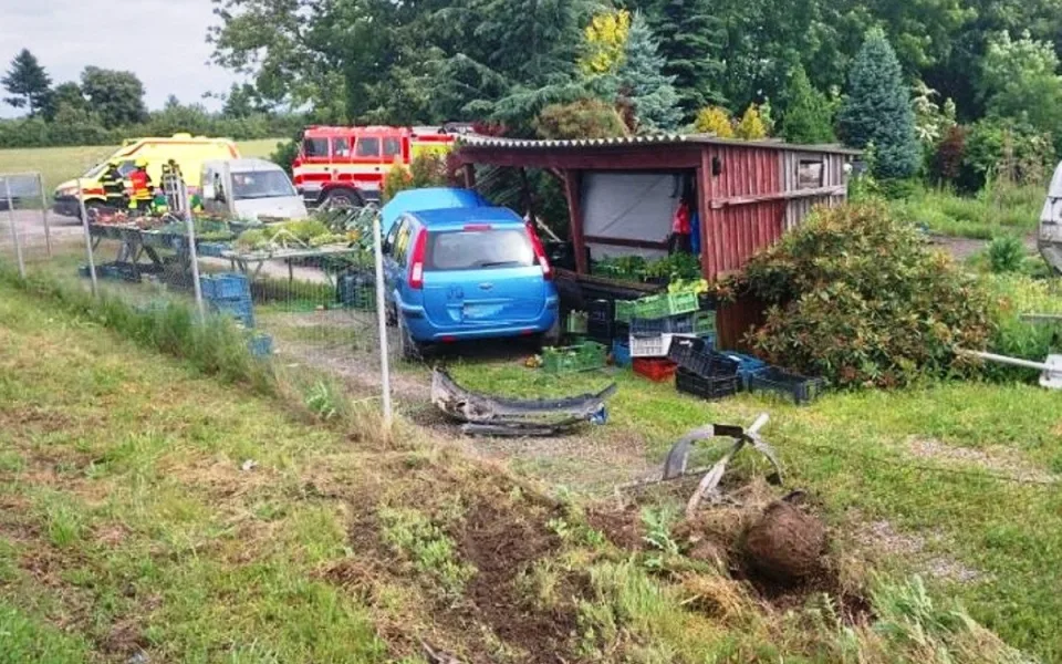 Řidička nedaleko Telče na moment usnula a narazila do dřevěného stánku 