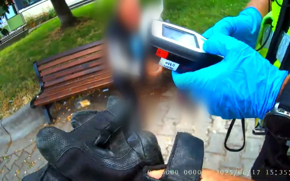 Muž z Brna stáhl na lavičce sedmičku tuzemáku. Nadýchal přes 5,5 promile