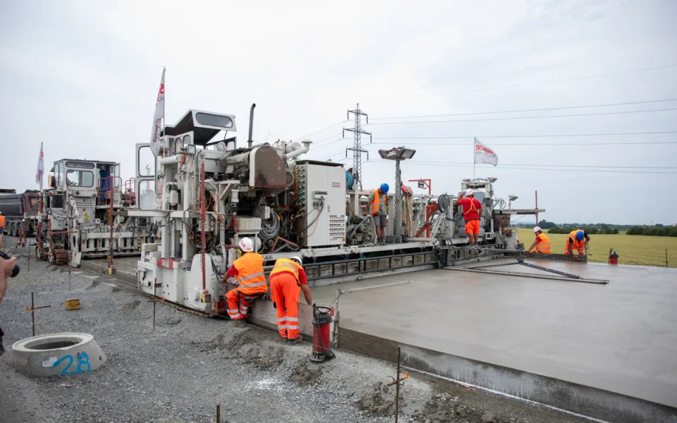 Betonáž vytouženého úseku D1 u Přerova jede naplno.