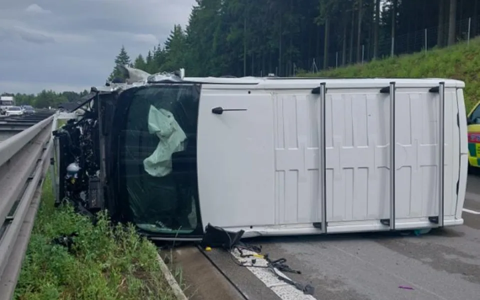 Řidič na dálnici narazil do kamionu, dodávka pak po boku ujela ještě 150 metrů. Foto: Se svolením Policie ČR