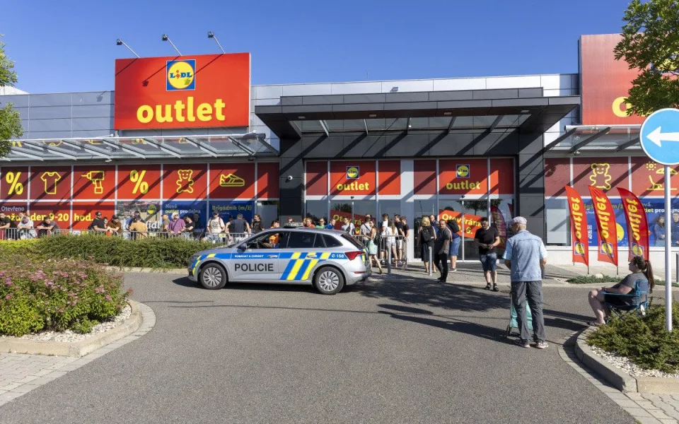 Fronta před prodejnou Lidl Outlet v Olomouci