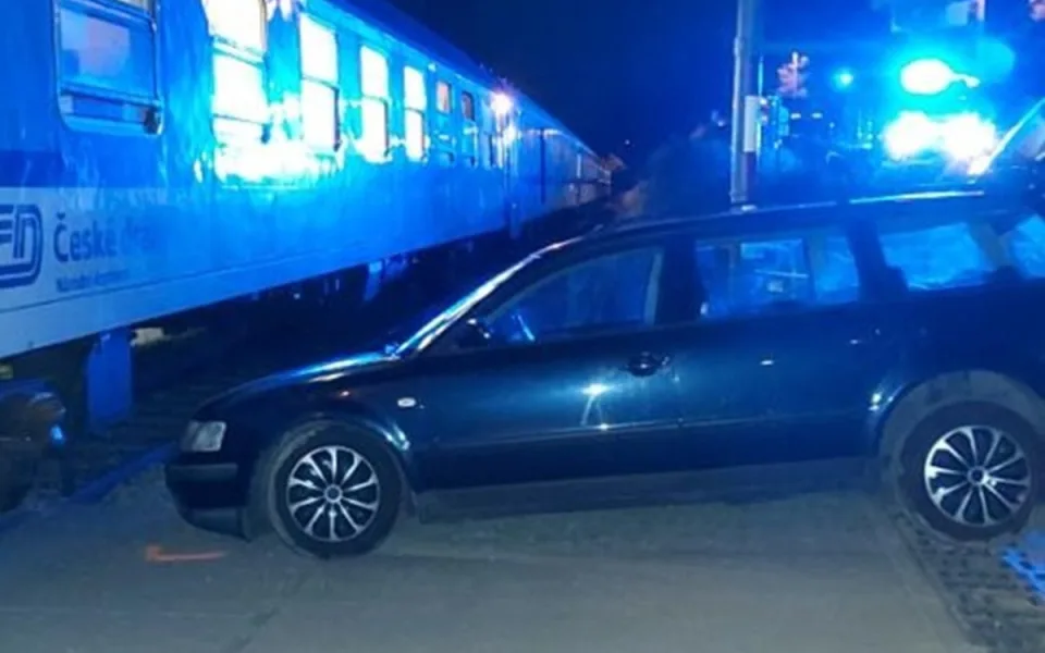 Řidič havaroval a z místa utekl, vlak musel nouzově brzdit. Policie hledá svědky. Foto: Se svolením Policie ČR