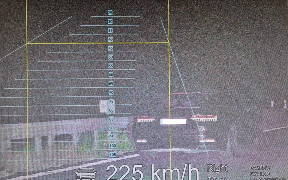 Cizinec v noci uháněl po dálnici rychlostí 225 km/h. Na místě přišel o papíry. Foto: Se svolením Policie ČR