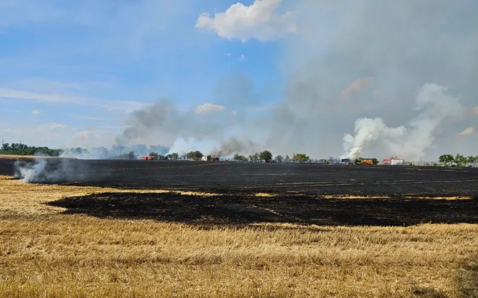 Hasiči bojují s požárem pole u Hodonína, pomáhá i vrtulník