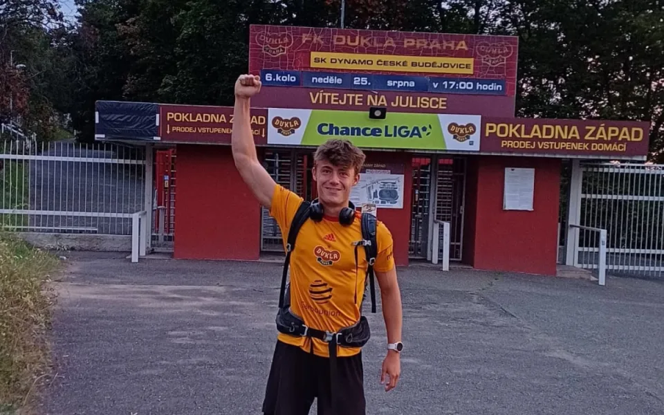 Fanoušek Dukly jde pěšky z Hradce do Karviné. Oslavuje tím postup do první ligy