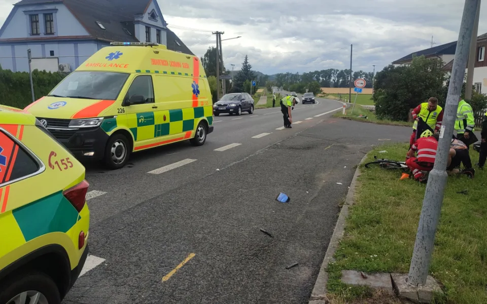 Na Bruntálsku se srazil řidič motorky s cyklistou. Oba se vážně zranili. Foto: Se svolením ZZS MSK