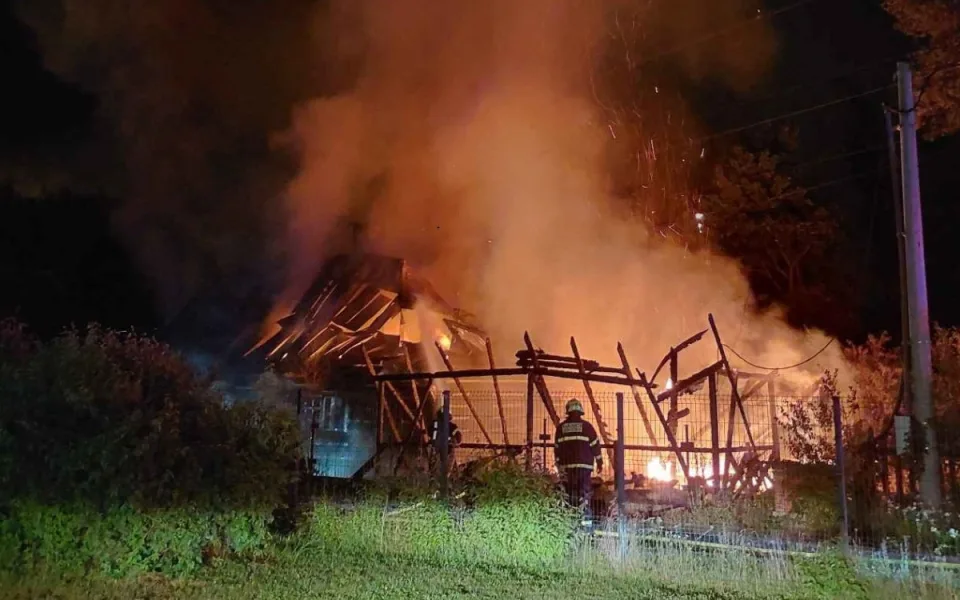 Roubenka byla v plamenech, oheň likvidovalo osm jednotek hasičů. Foto: Se svolením HZS Moravskoslezského kraje