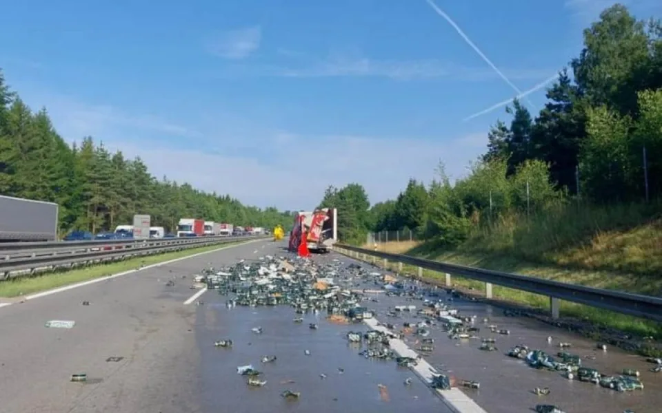 Ranní nadělení. Dálnici D1 zasypaly plechovky, směr na Prahu je neprůjezdný