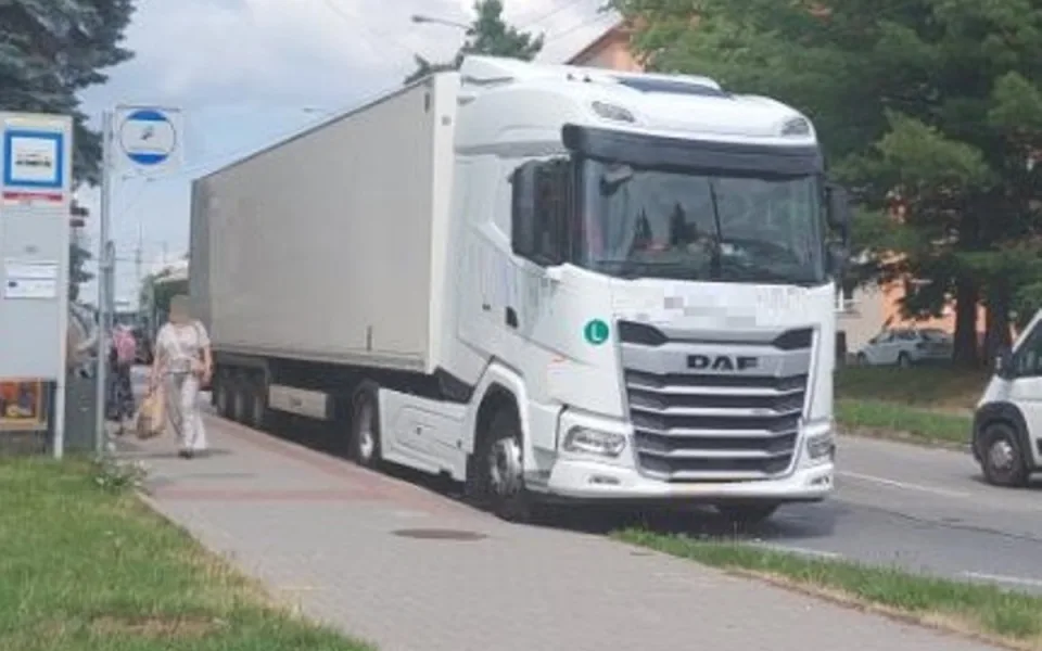 Opilý cizinec řídil kamion. I přes zákaz projížděl Jihlavou, zastavila ho hlídka