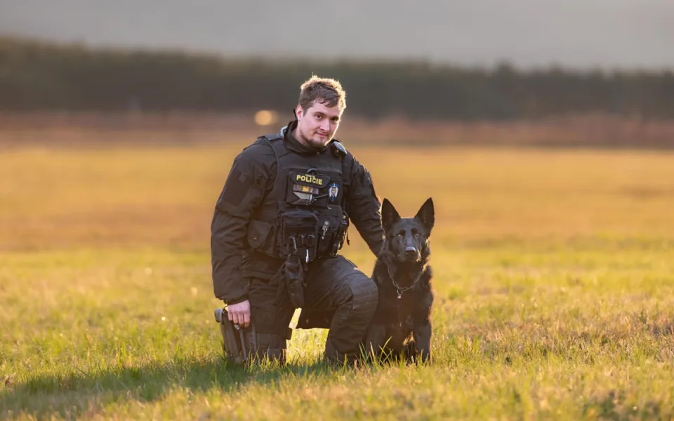 Devětadevadesátiletý muž se ztratil na houbách. Vypátral ho policejní pes